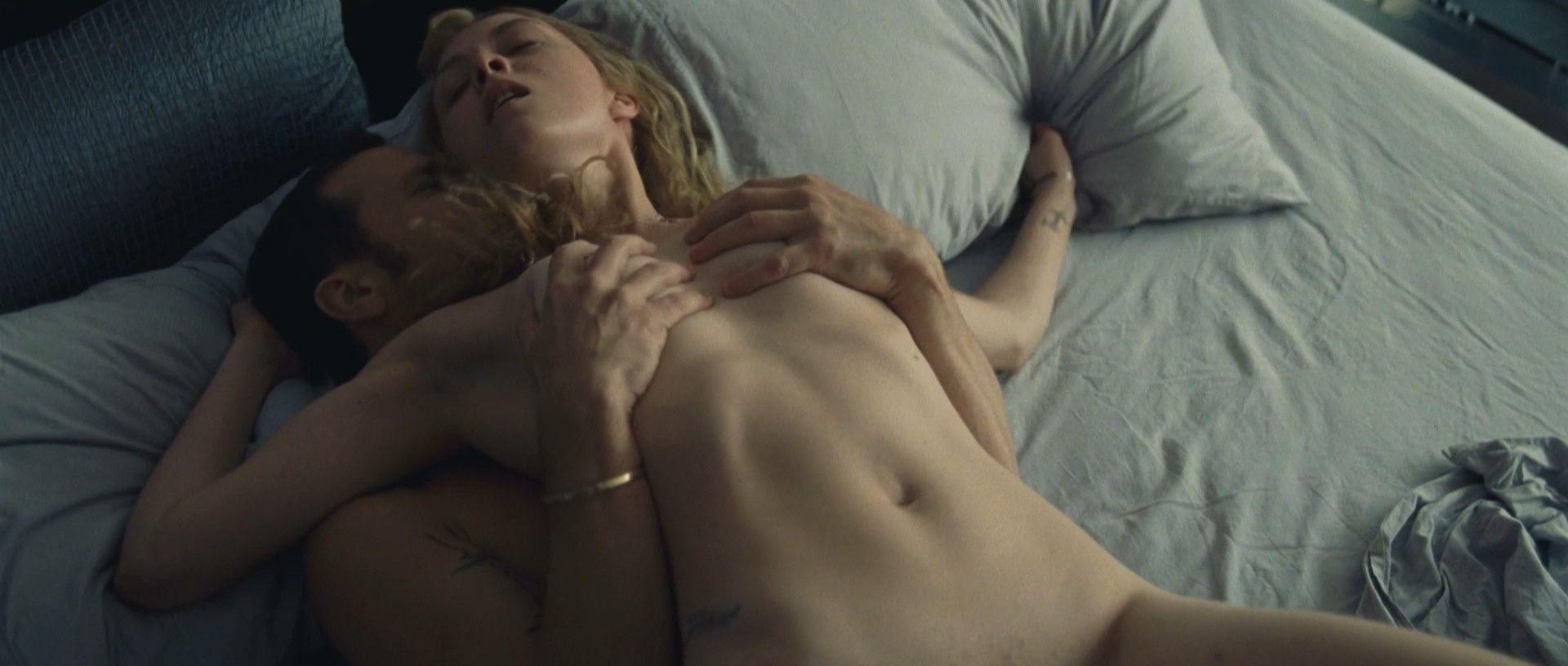 7P Évelyne Brochu Nude Pics