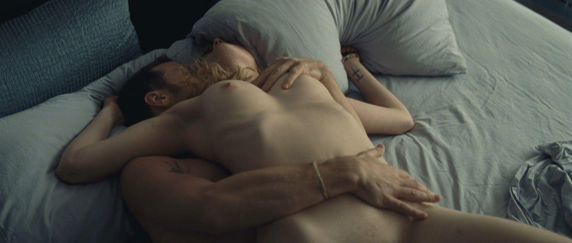7P Évelyne Brochu Nude Pics