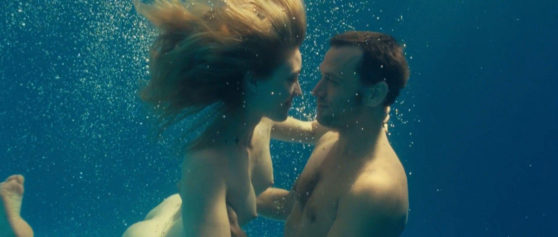 7P Évelyne Brochu Nude Pics