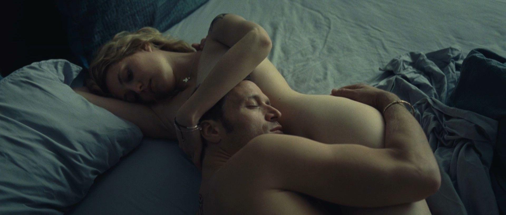 7P Évelyne Brochu Nude Pics