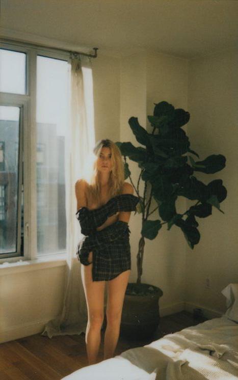 10P Farah Holt Nude Photos