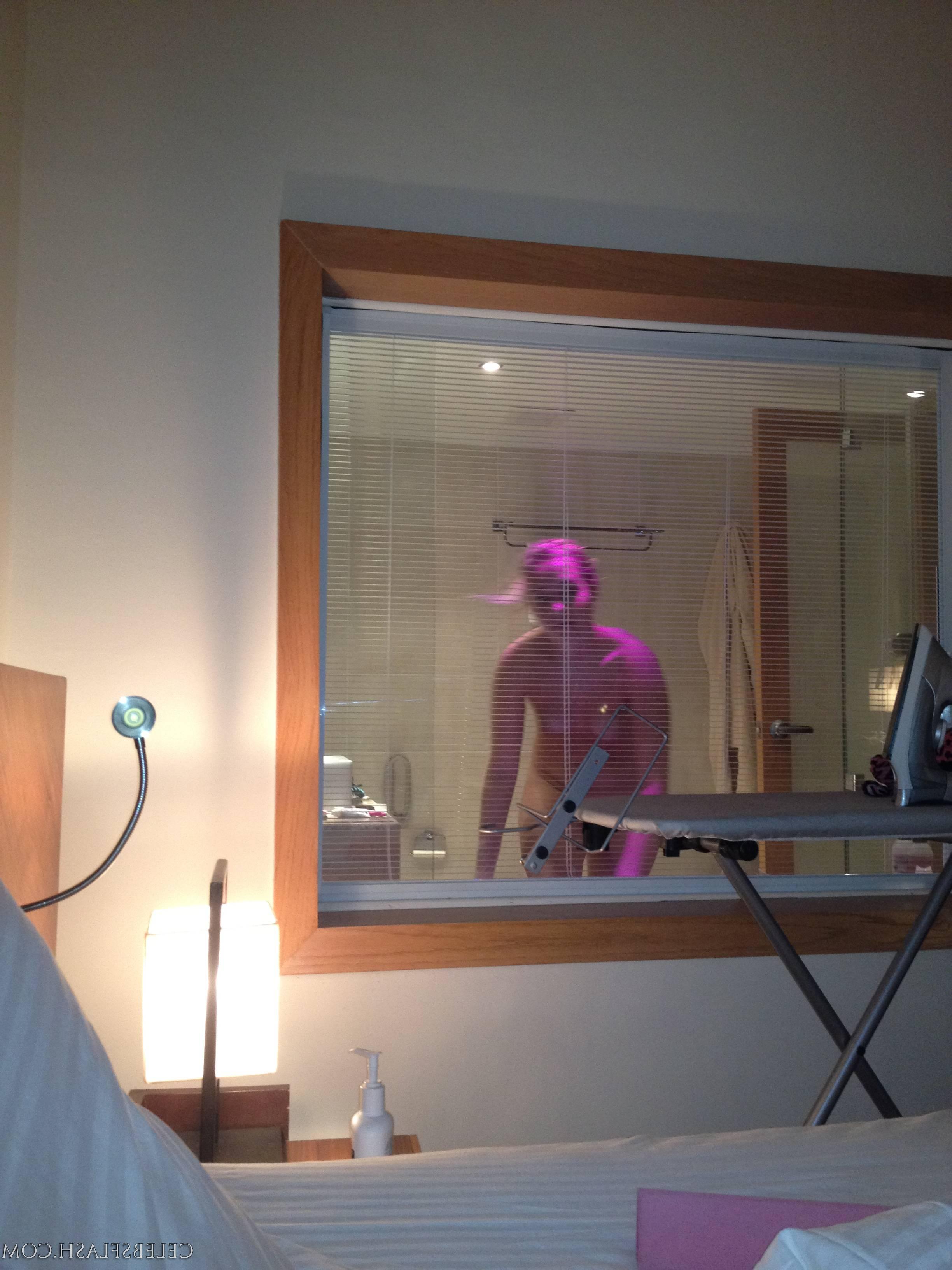 12P LEAKED NUDE SELFIES OF KELSEY HARDWICK