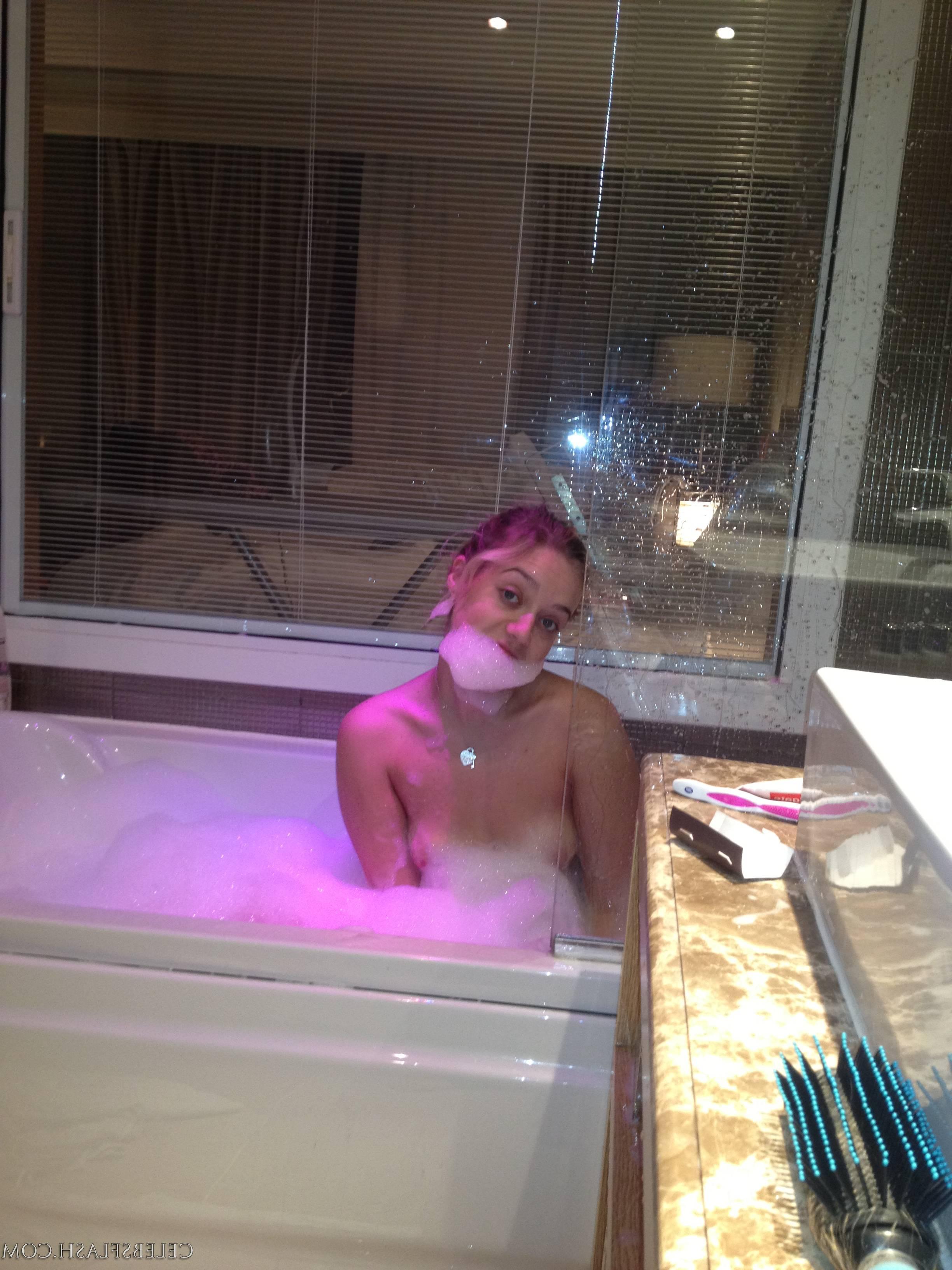 12P LEAKED NUDE SELFIES OF KELSEY HARDWICK