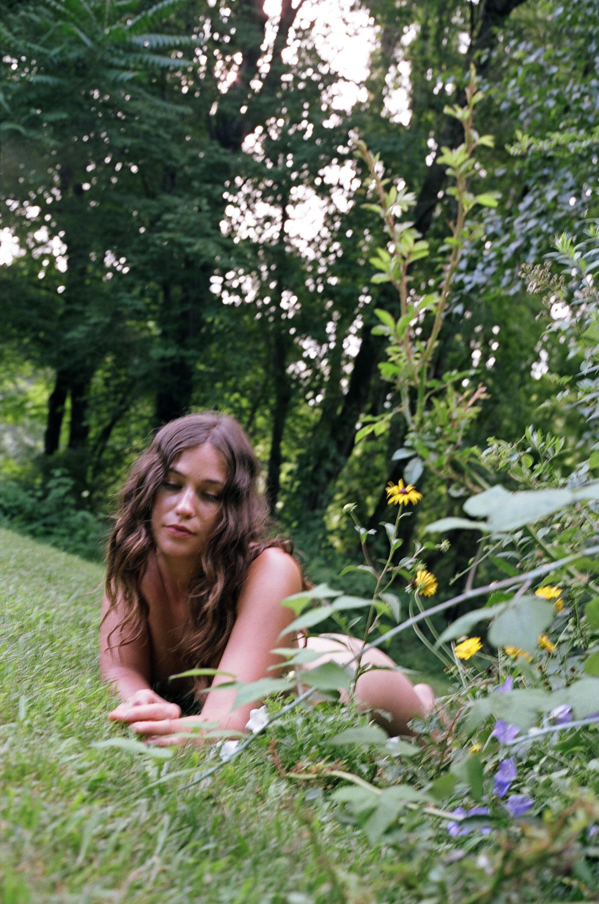 6P Nude Photos of Lola Kirke