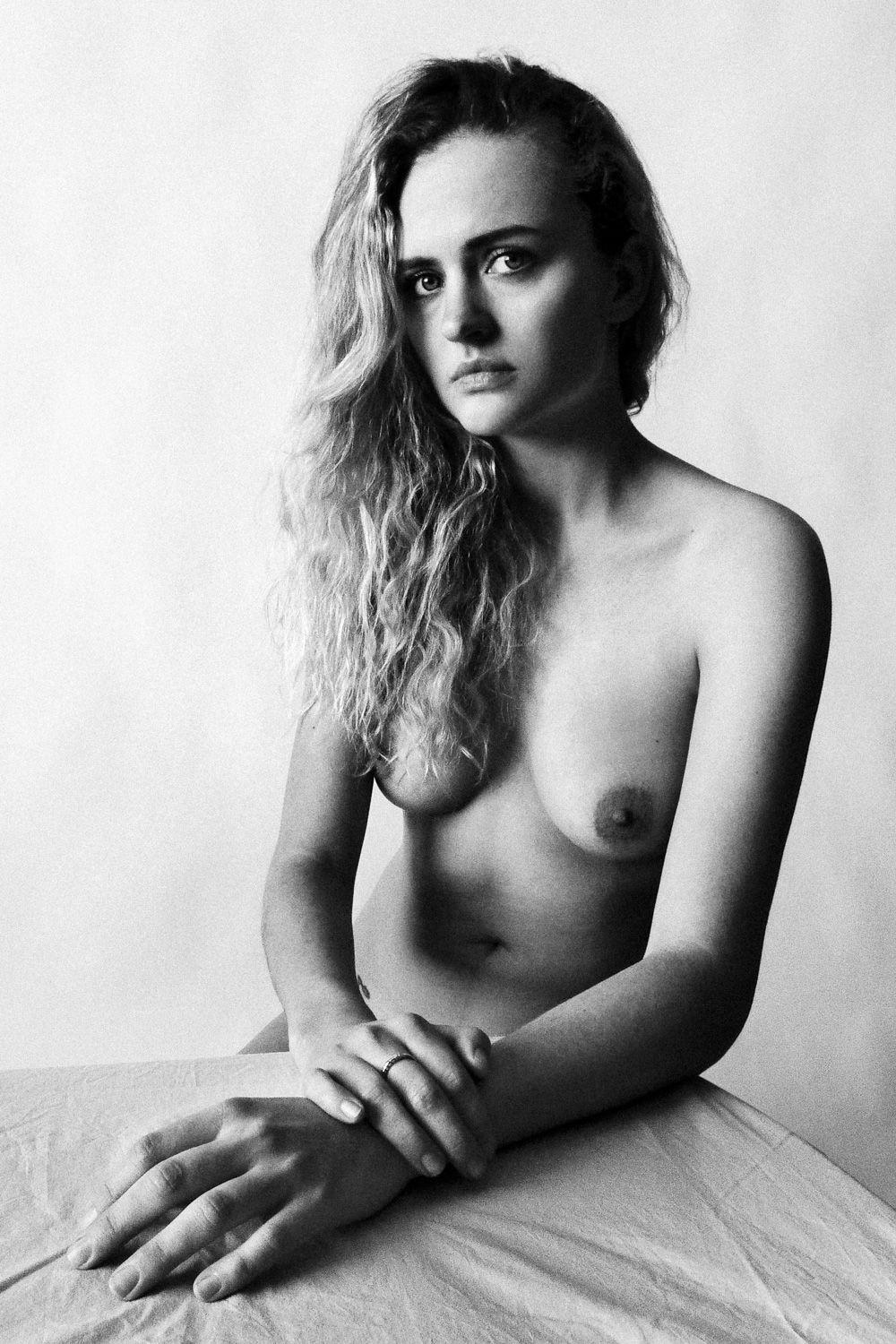 8P Nude Photos of Madison Riley