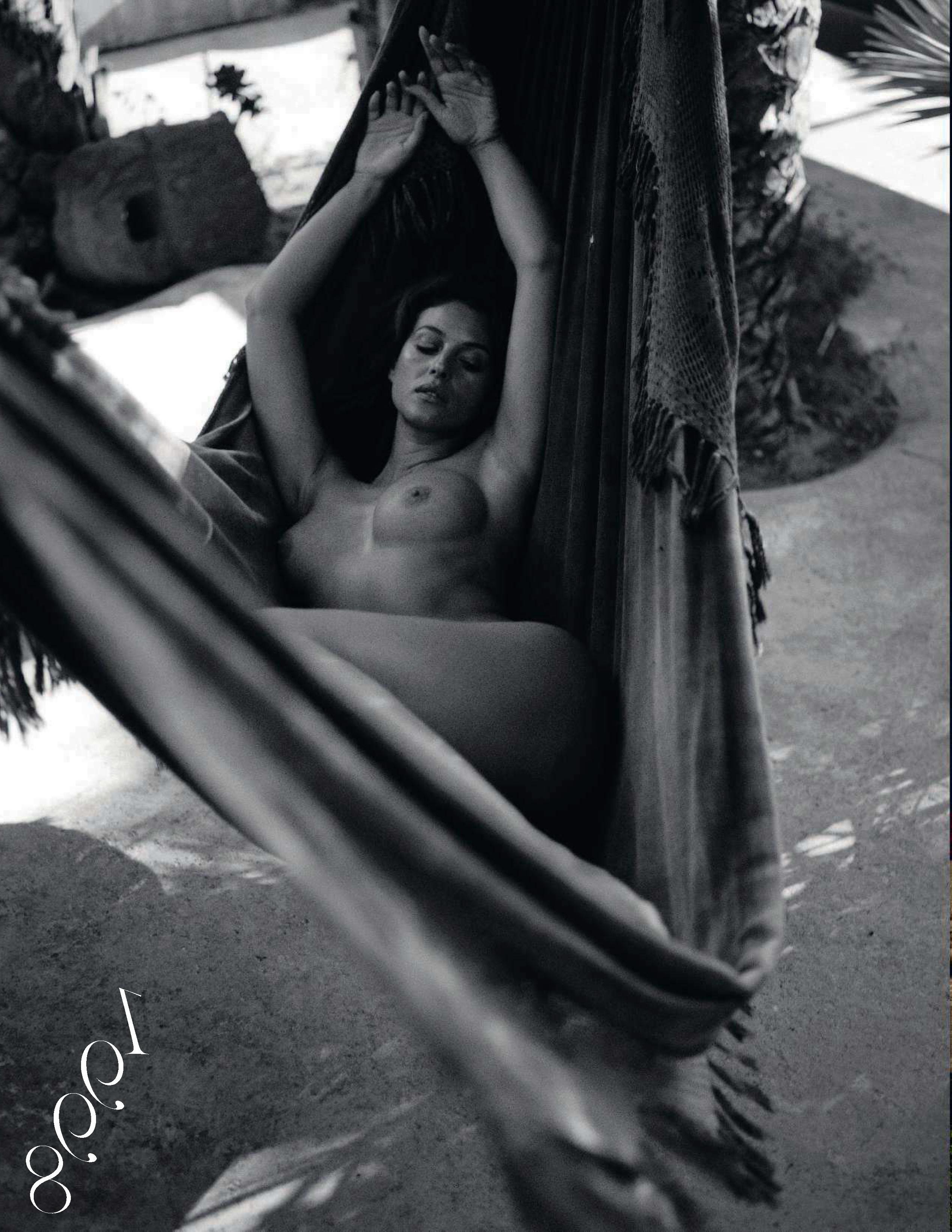 17P Monica Bellucci Nude