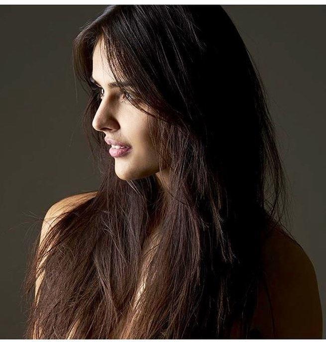 25P Nathalia Kaur Nude