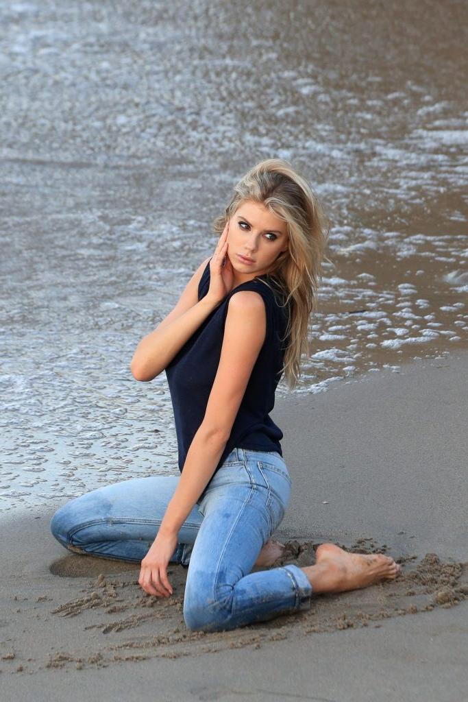 25P Charlotte McKinney Nude