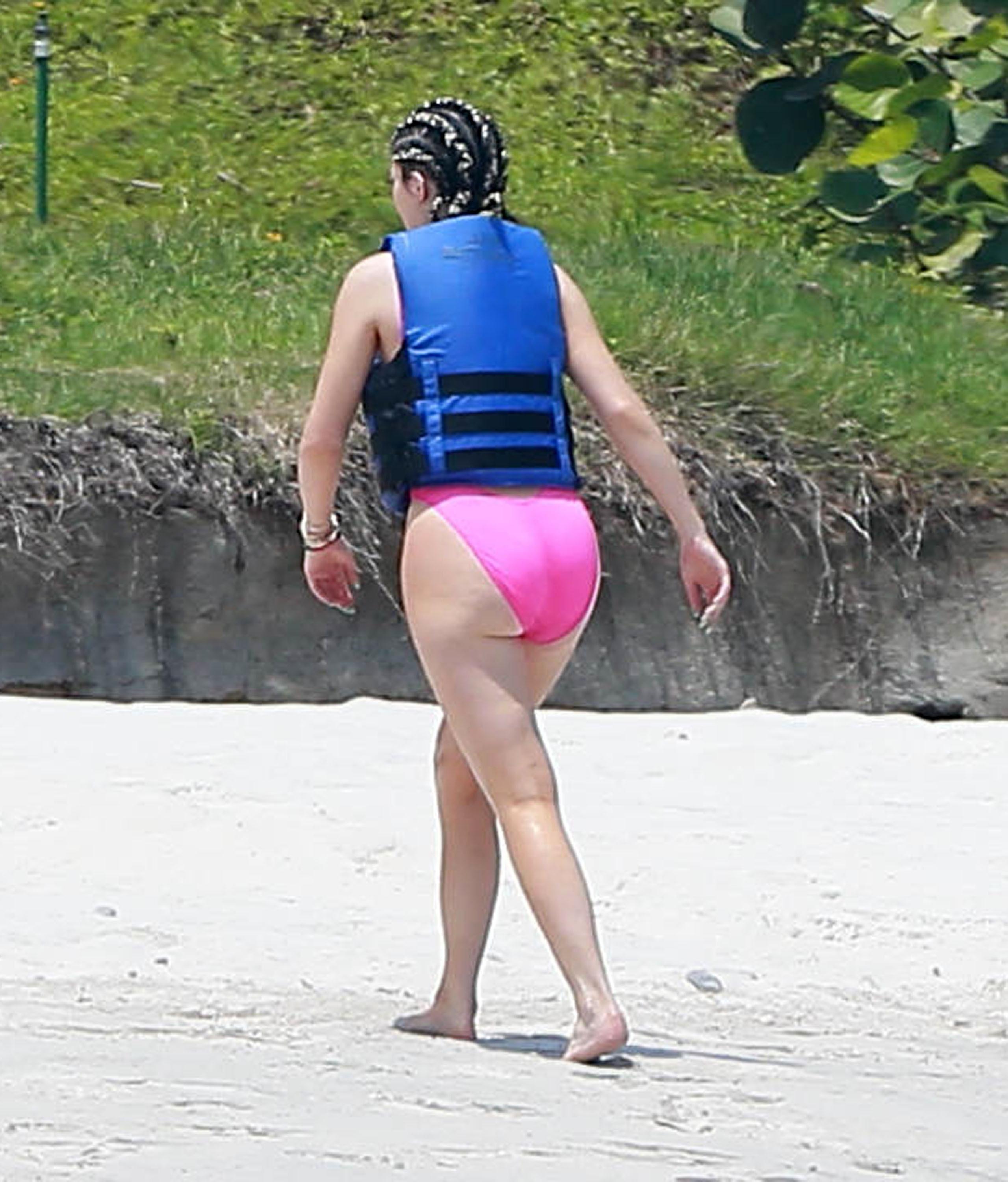 25P Nude pics of Kylie Jenner