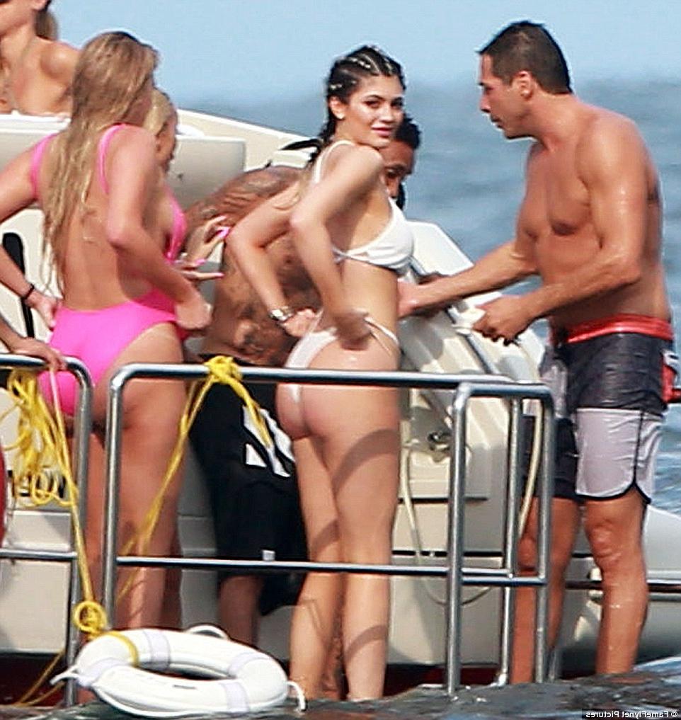 25P Nude pics of Kylie Jenner