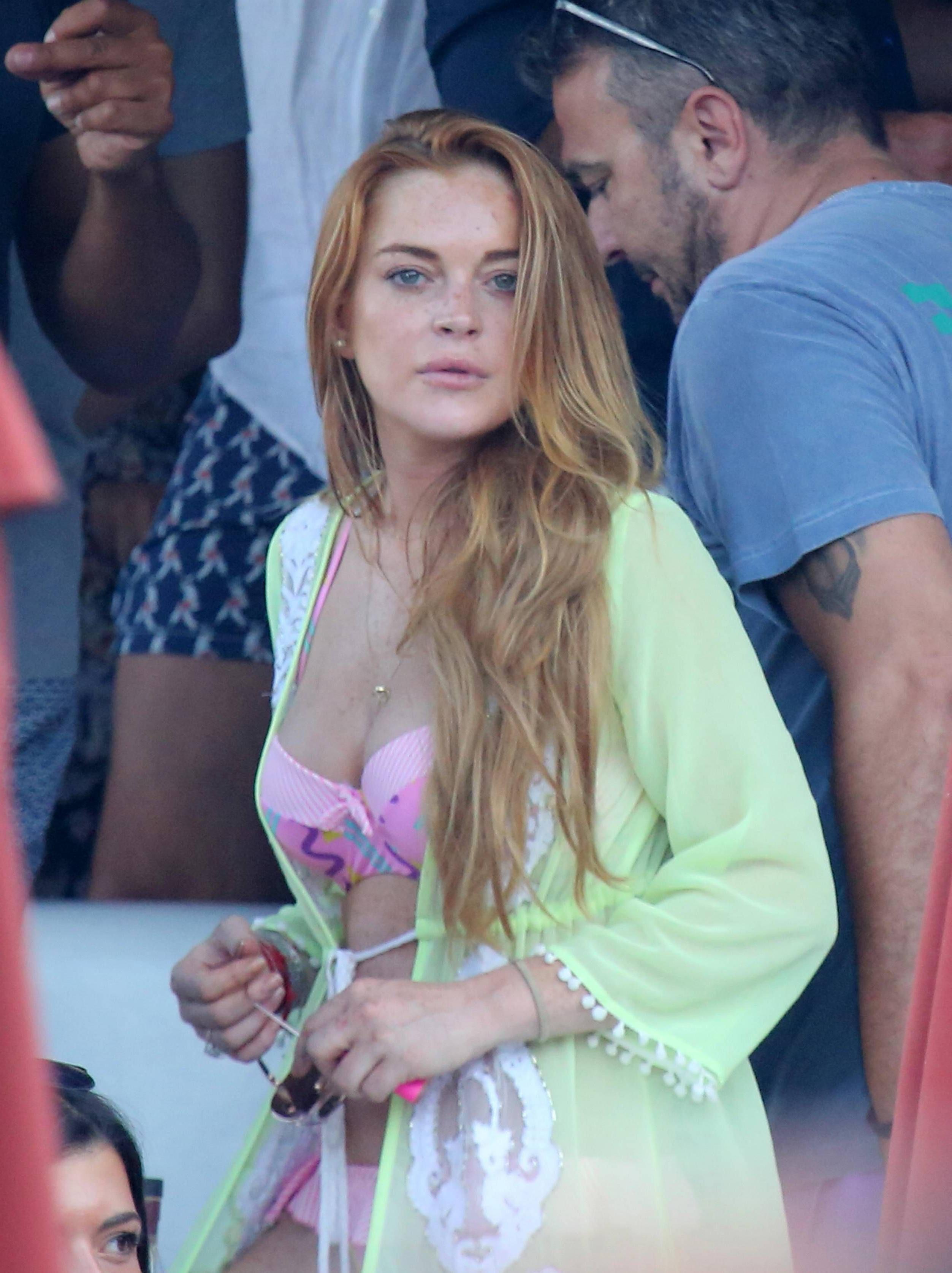 11P Lindsay Lohan wet in bikini