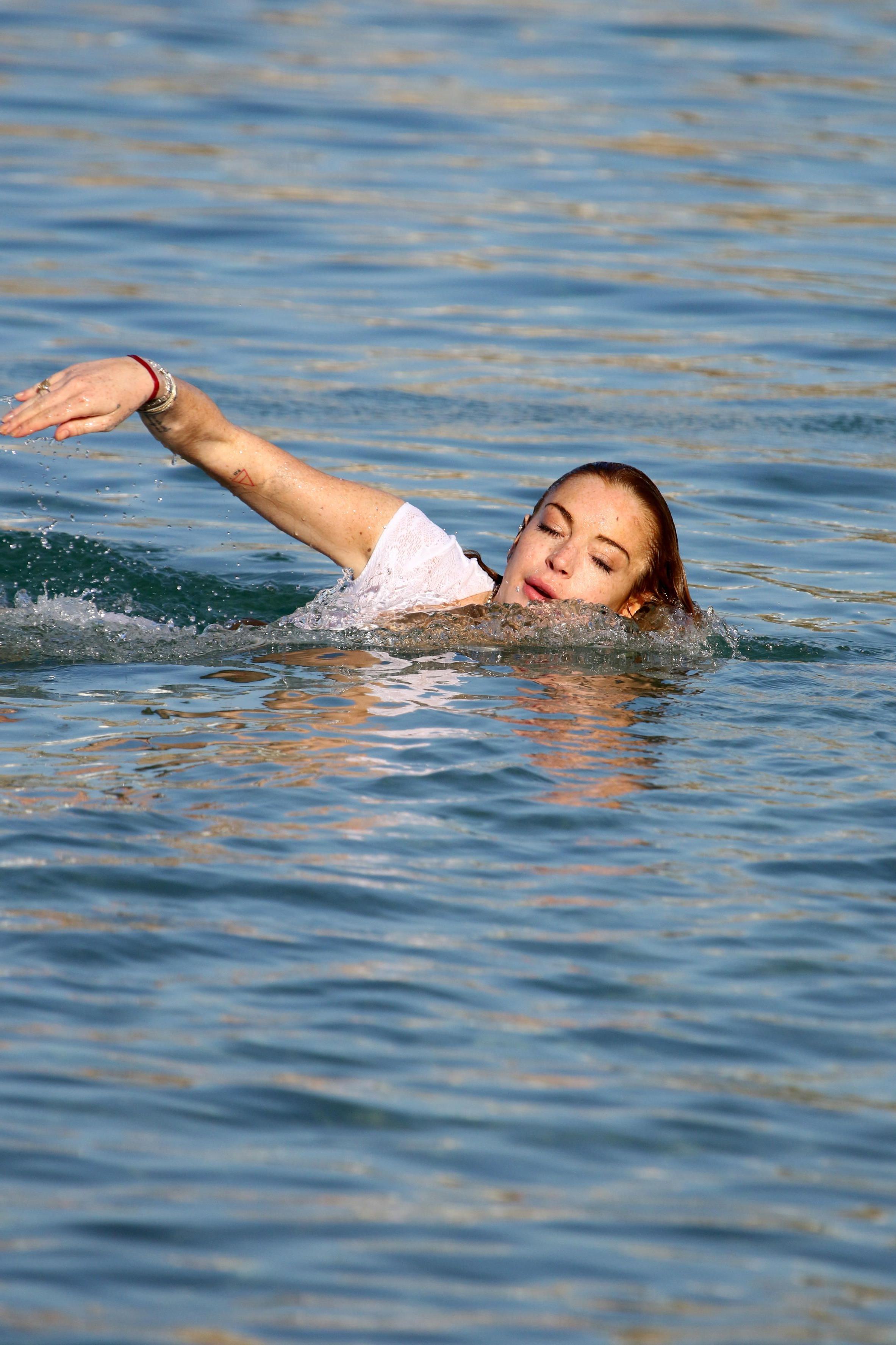 11P Lindsay Lohan wet in bikini