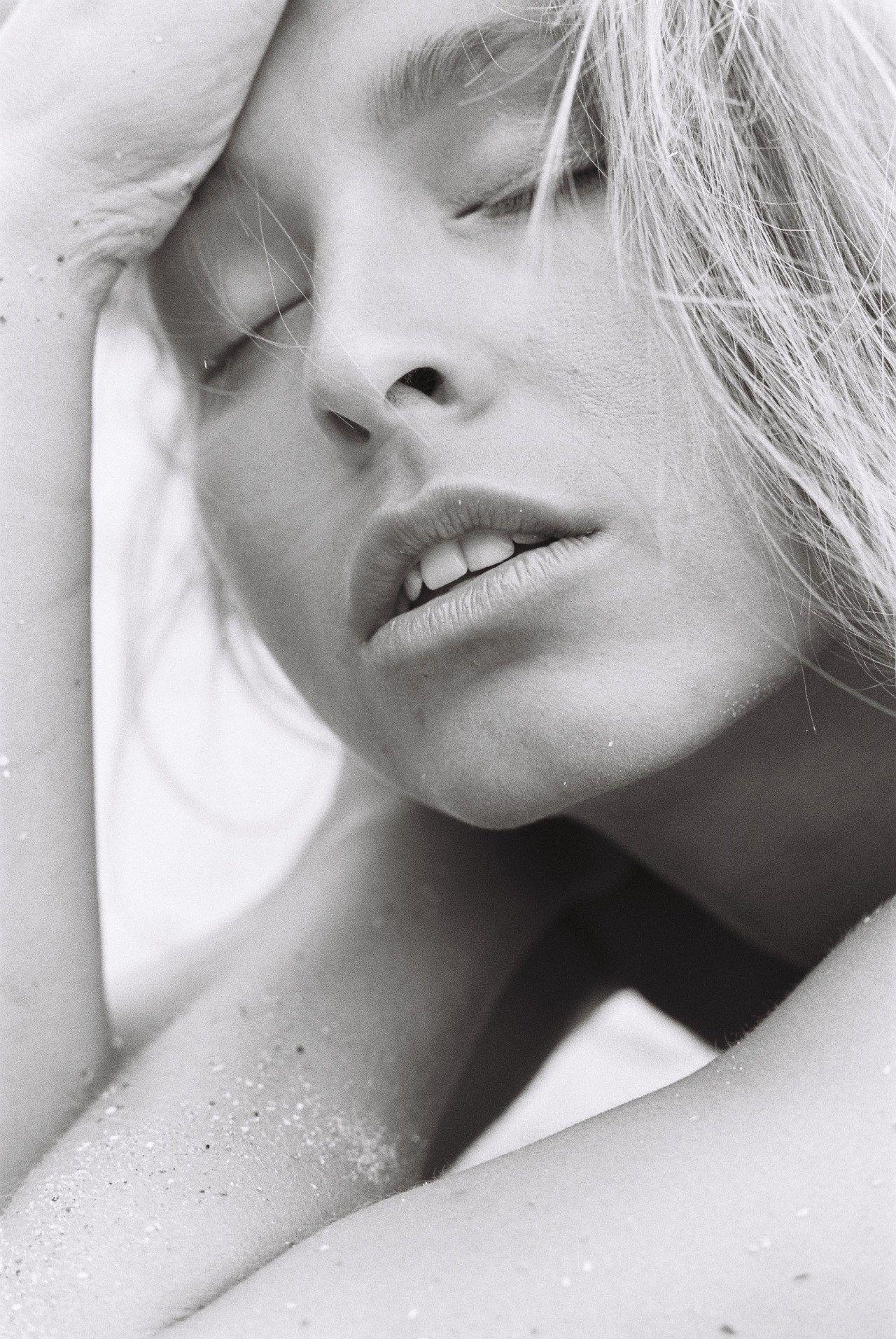 17P Marisa Papen Nude Photos