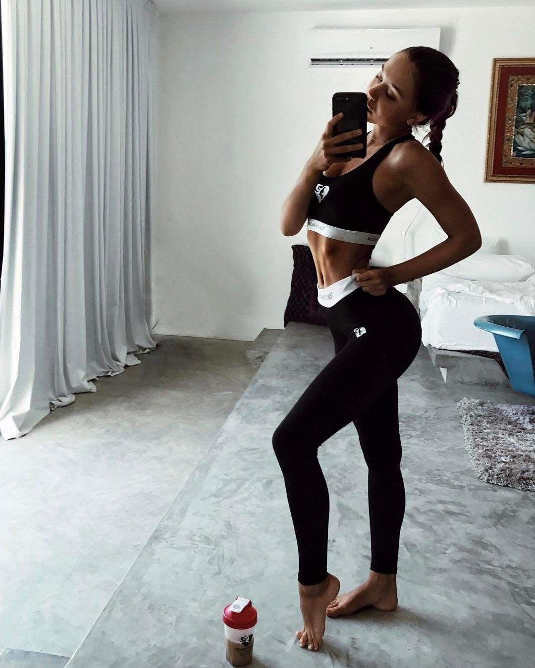 25P Alexis Ren Nude Photos