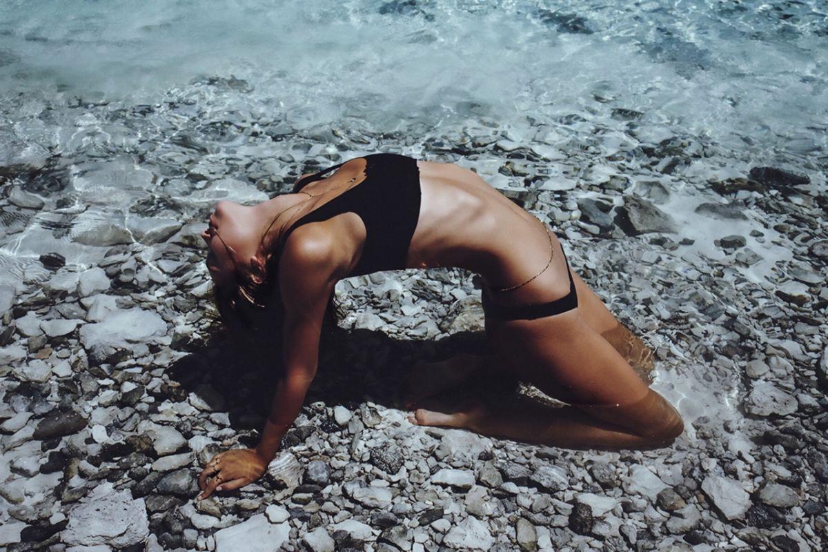 6P Alexis Ren nude pics