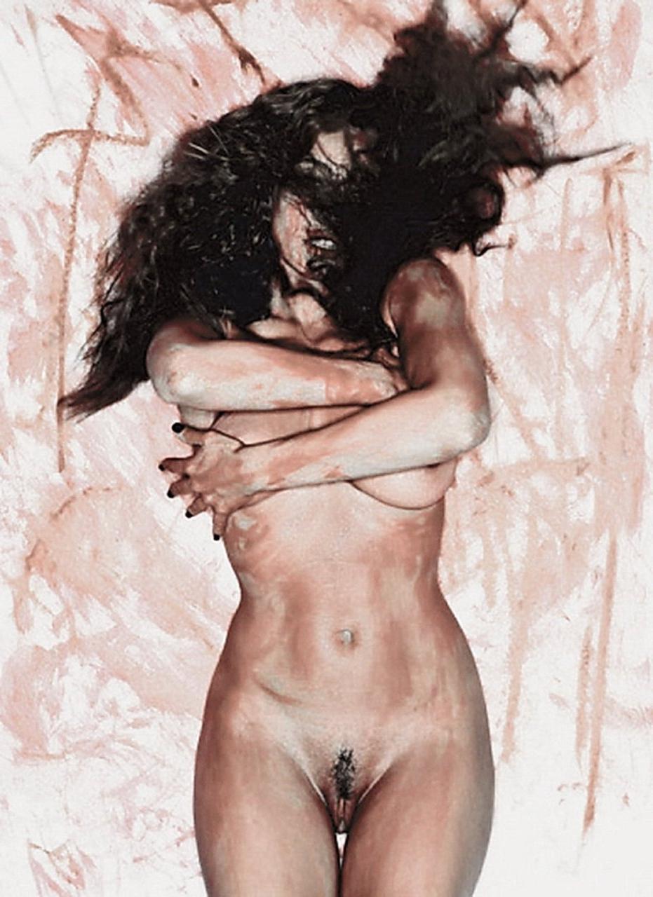 7P Nude pics of Kelly Brook