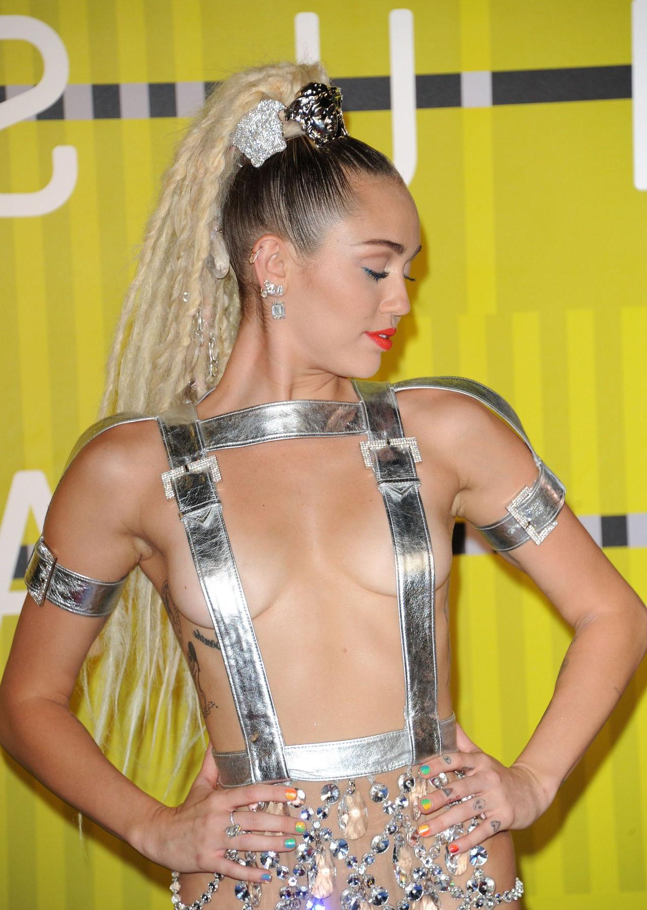 16P Miley Cyrus nude pics