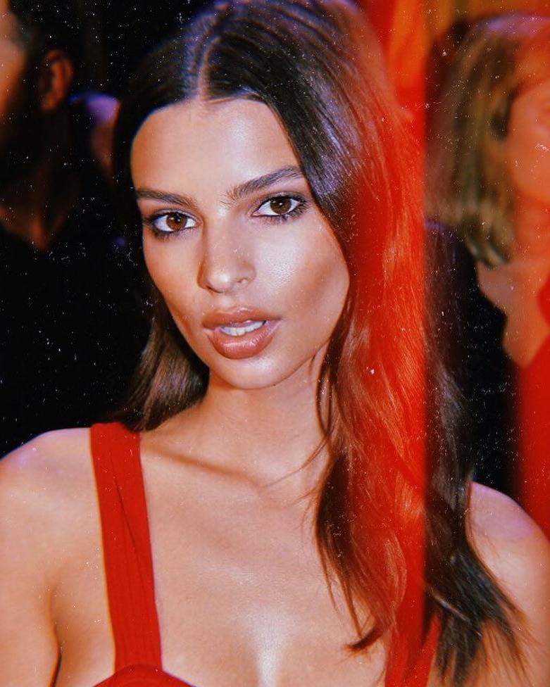 25P Emily Ratajkowski Nude
