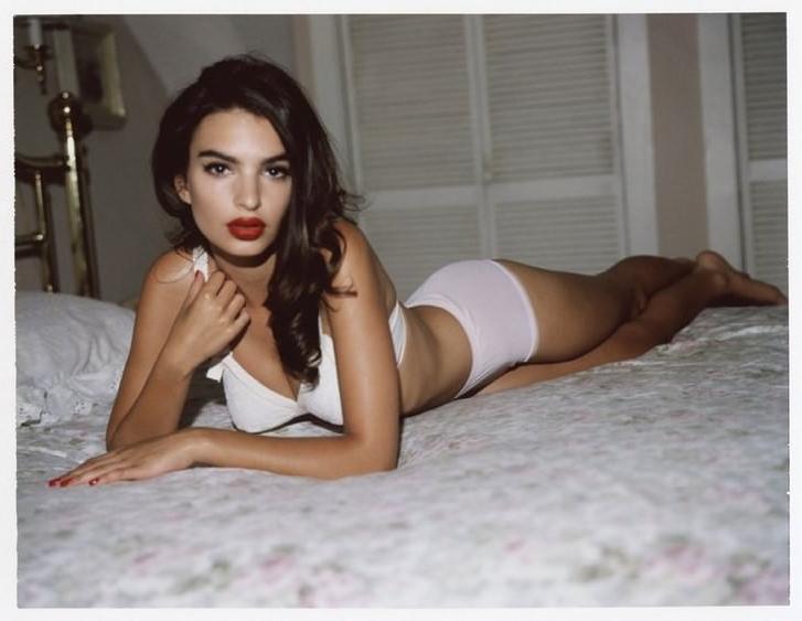 25P Emily Ratajkowski Nude