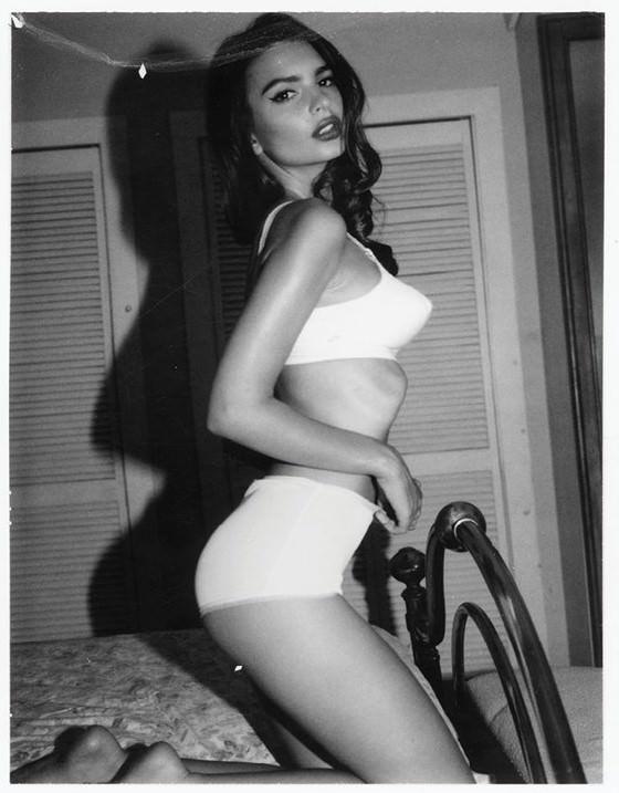 25P Emily Ratajkowski Nude