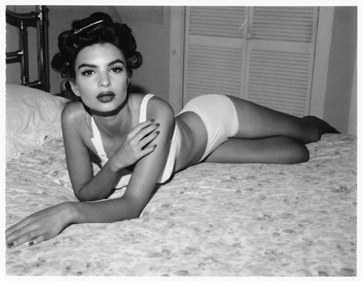25P Emily Ratajkowski Nude