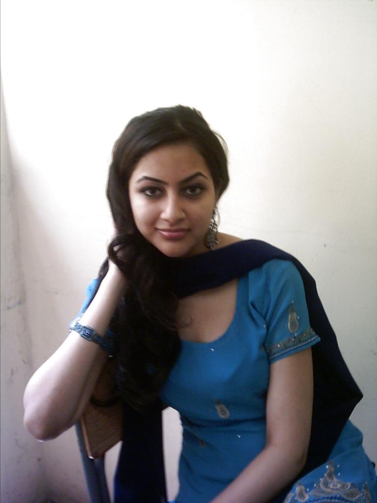 11P Paki sluts salwar kameez in satin