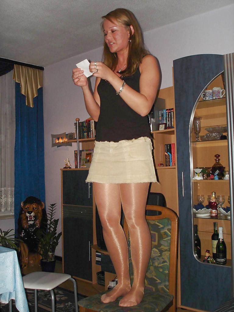 25P Nylon - upskirt - leg 40
