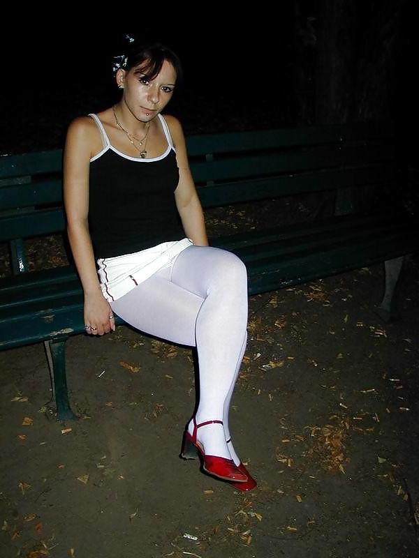 25P Nylon - upskirt - leg 40