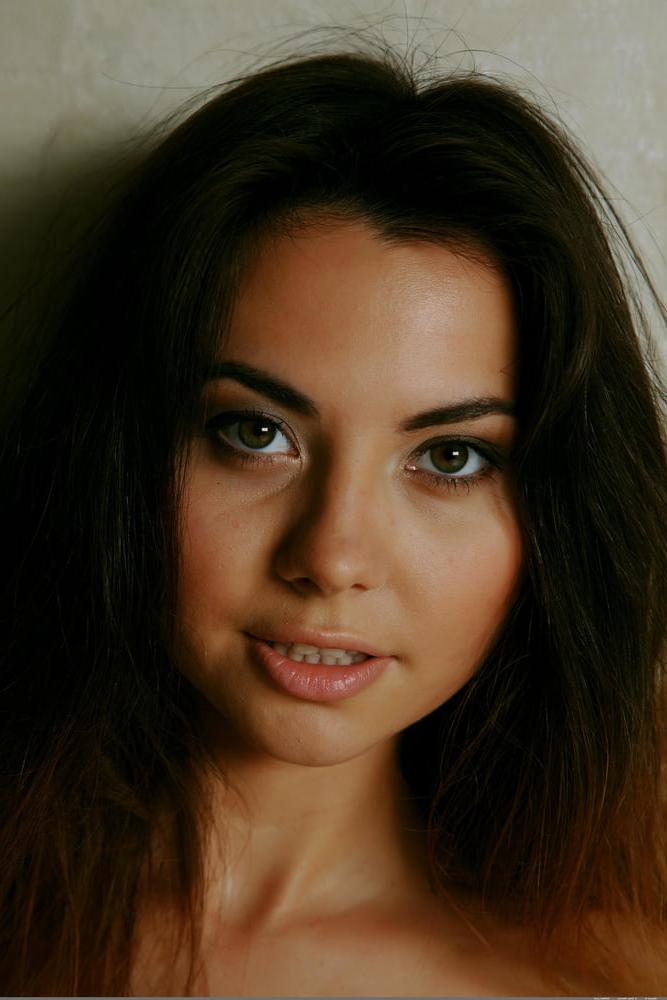 25P Beautiful Nude Brunette