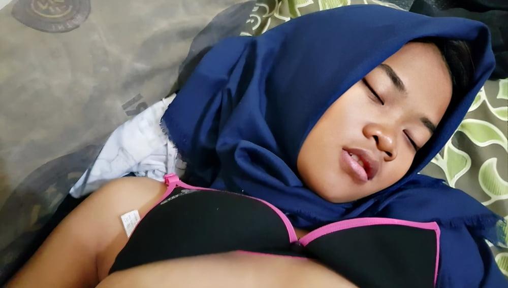 25P Adelia Hijab Scandal 01