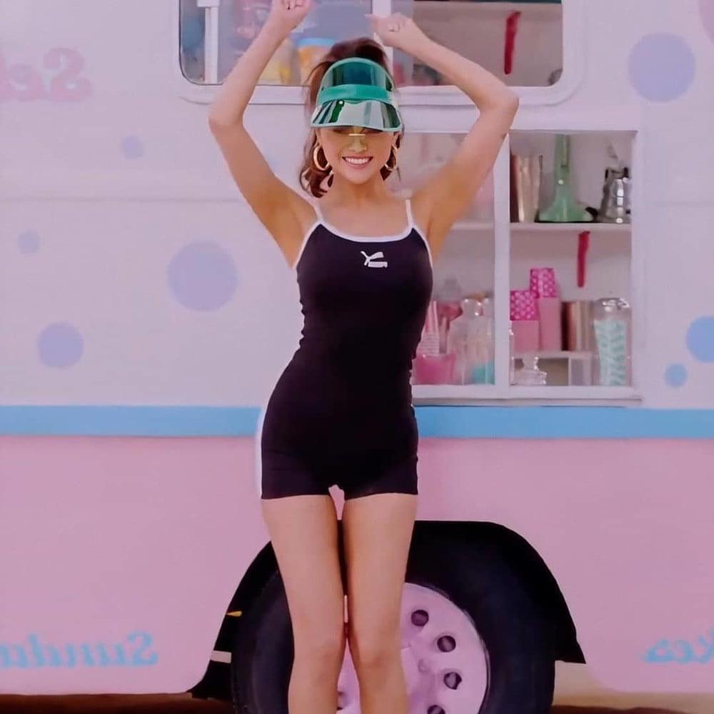 13P SELENA GOMEZ ... HER PUSSY IS DRIPPING WET !!!