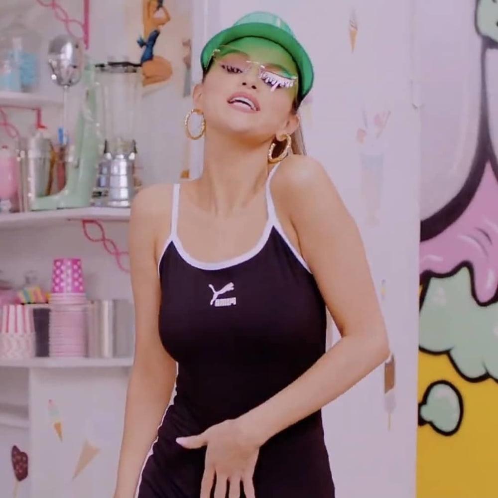 13P SELENA GOMEZ ... HER PUSSY IS DRIPPING WET !!!