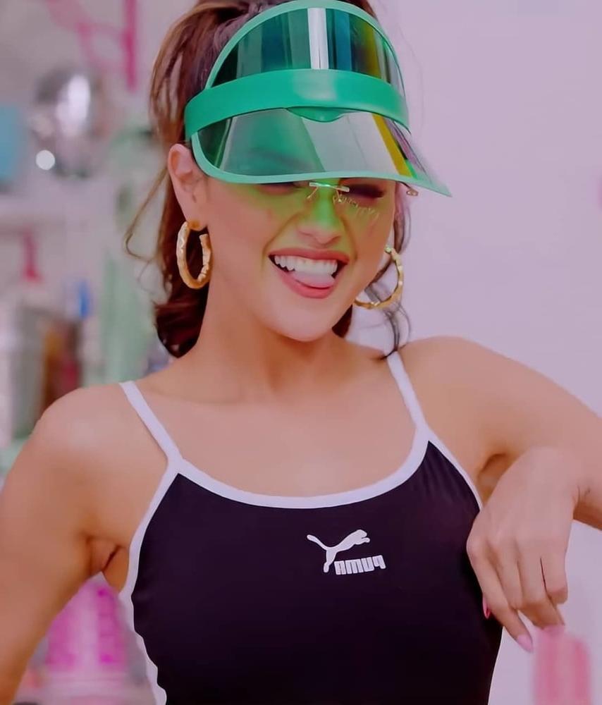 13P SELENA GOMEZ ... HER PUSSY IS DRIPPING WET !!!