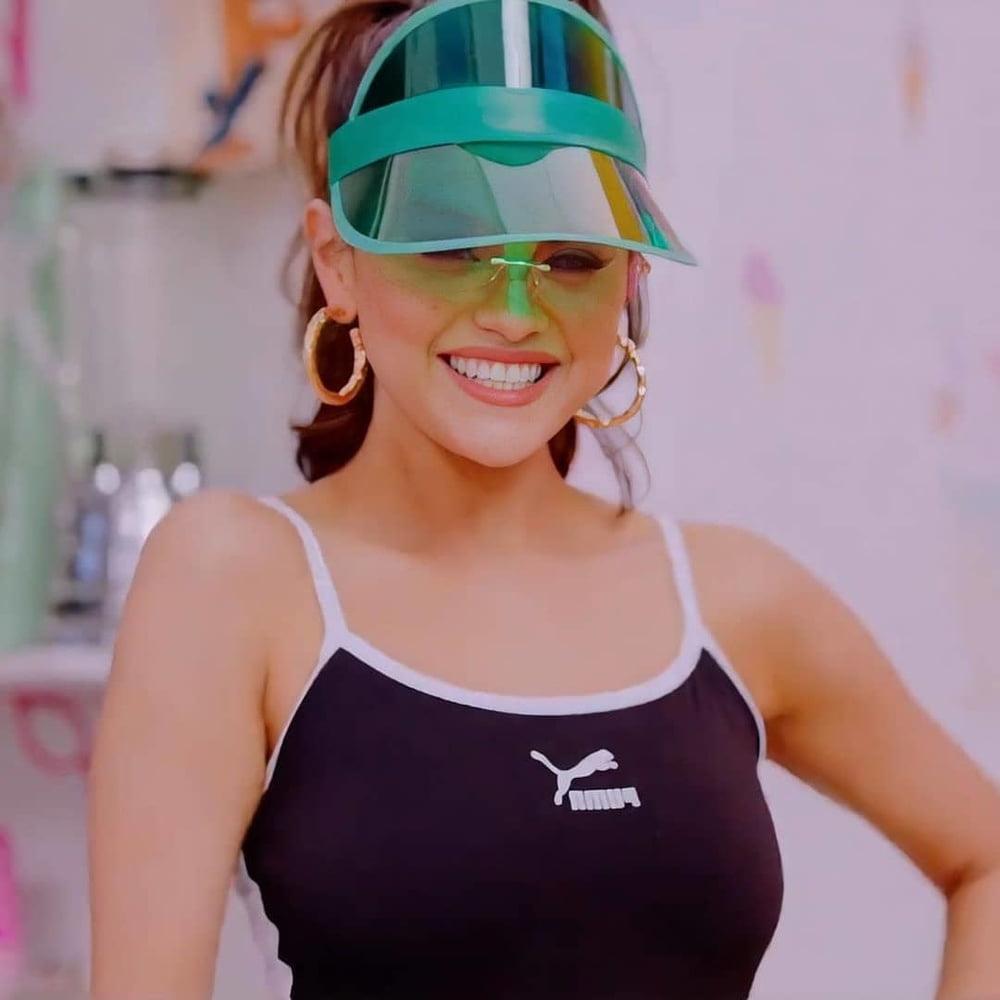 13P SELENA GOMEZ ... HER PUSSY IS DRIPPING WET !!!
