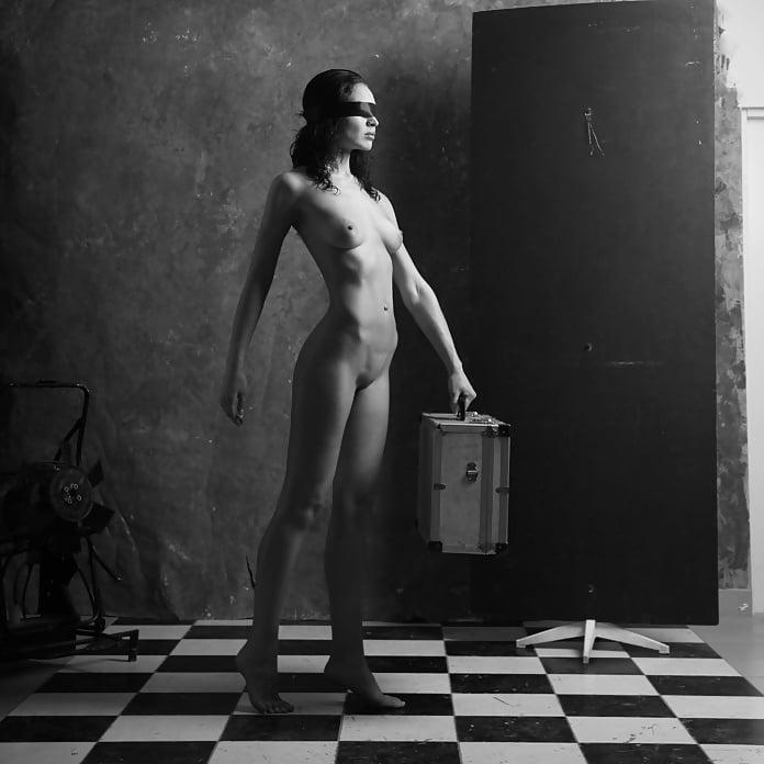 25P BLACK - WHITE NUDES