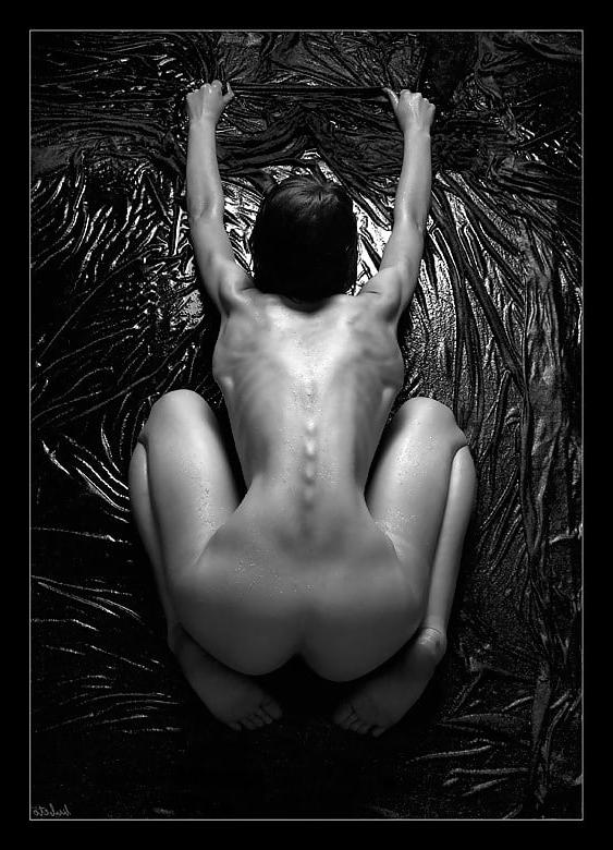 25P BLACK - WHITE NUDES