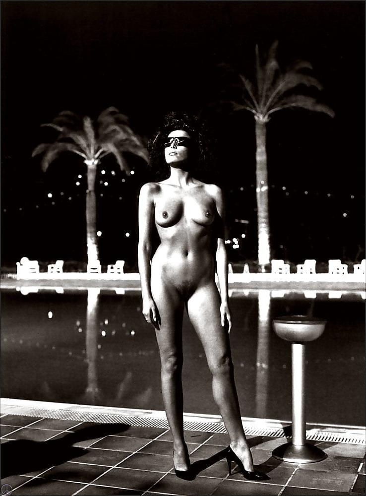 25P BLACK - WHITE NUDES