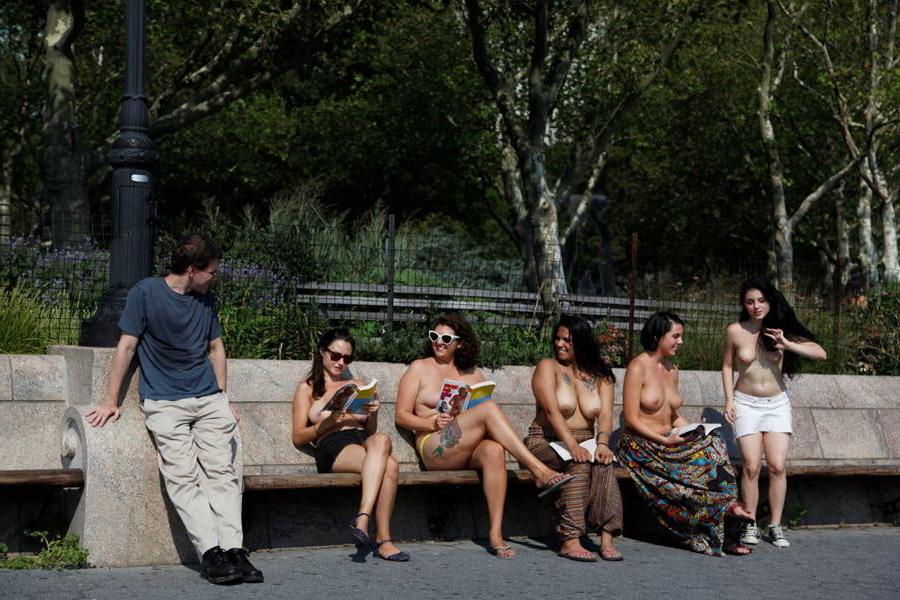 25P Nude park