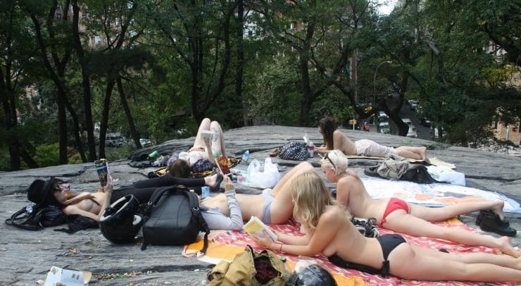 25P Nude park