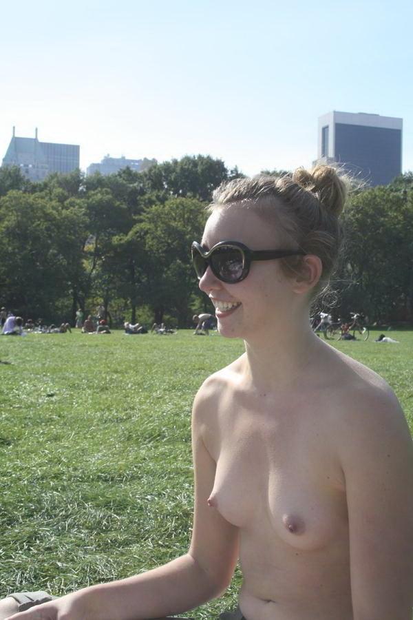 25P Nude park