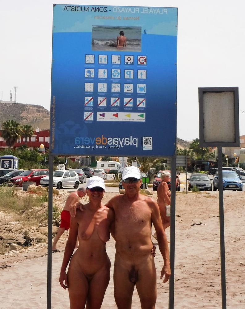 25P 0866 Nude Beach Couples And Groups