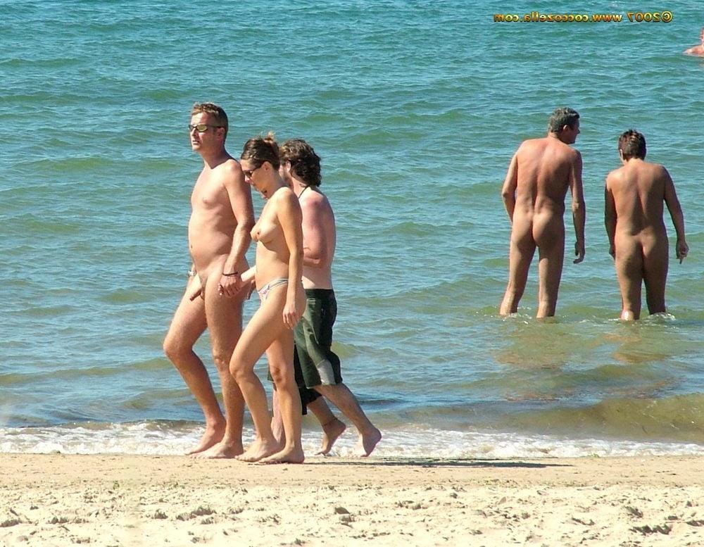 25P 0866 Nude Beach Couples And Groups