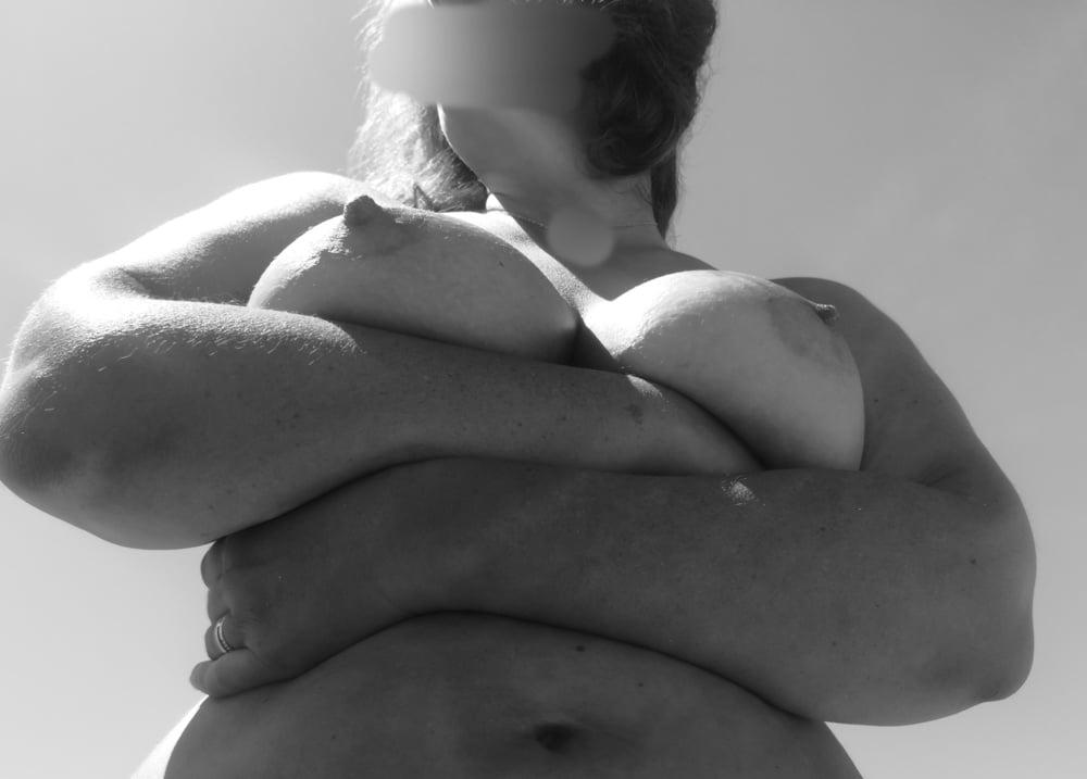 25P Nudist exibitionist milf mature black and white