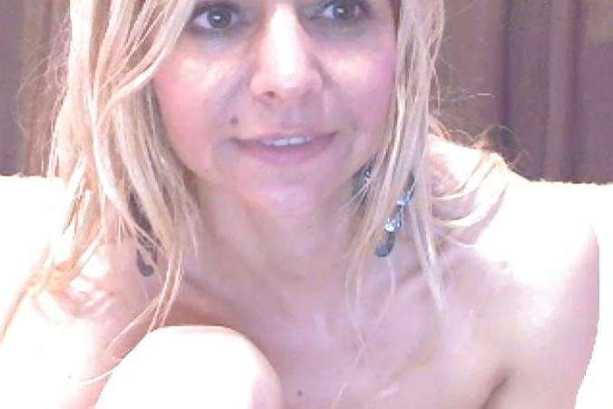 25P Wild saporno Milf Stretches Cunt On Cam