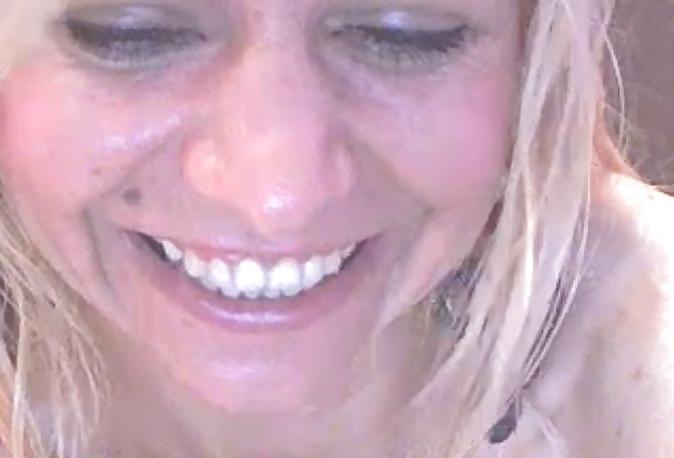 25P Wild saporno Milf Stretches Cunt On Cam