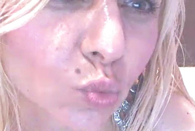 25P Wild saporno Milf Stretches Cunt On Cam