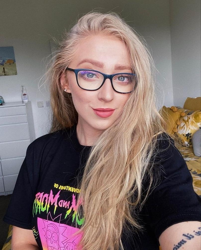 16P Sexy Gym Blonde Danni