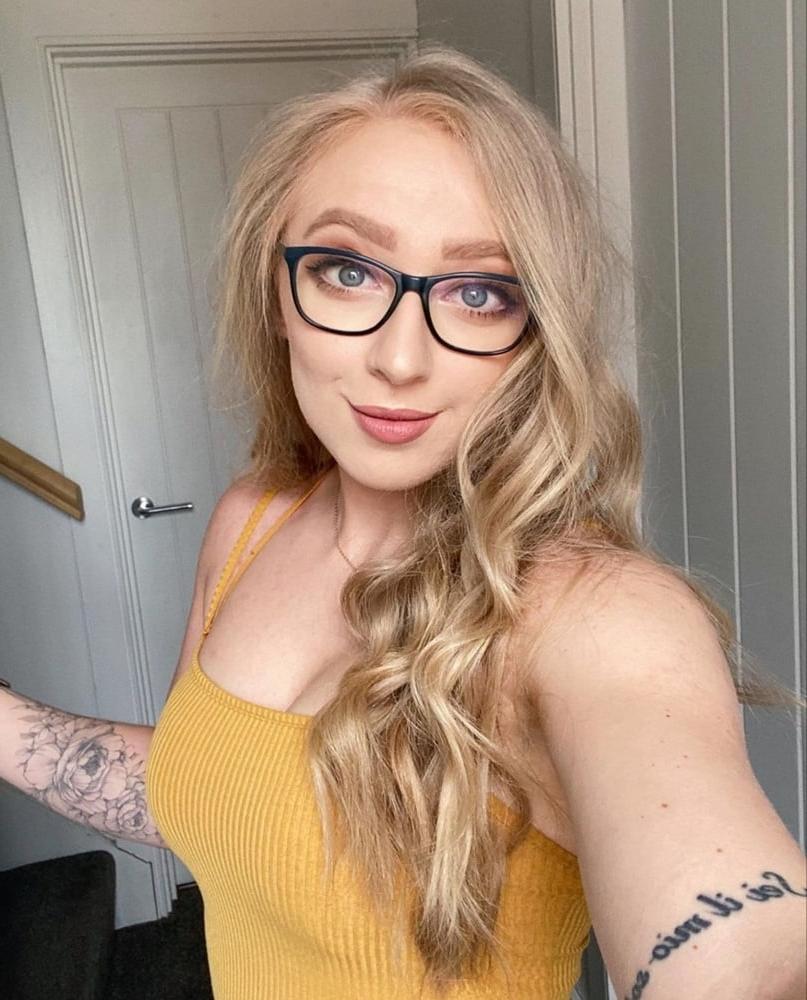 16P Sexy Gym Blonde Danni