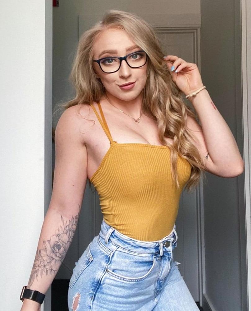 16P Sexy Gym Blonde Danni