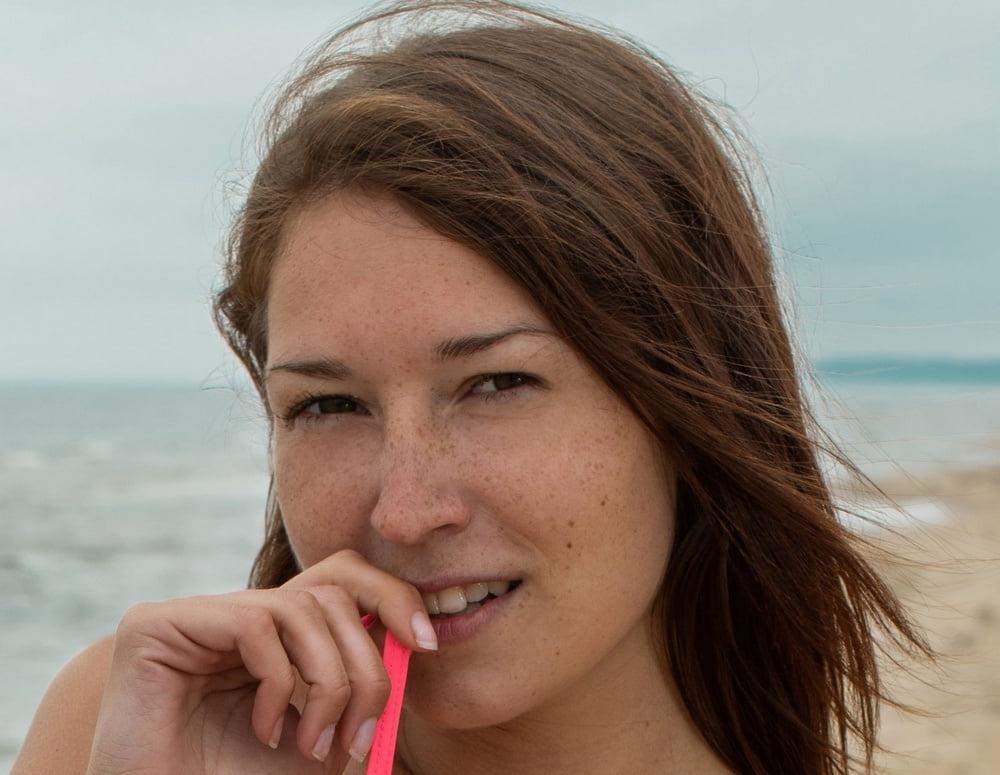 25P Girl nude on the beach